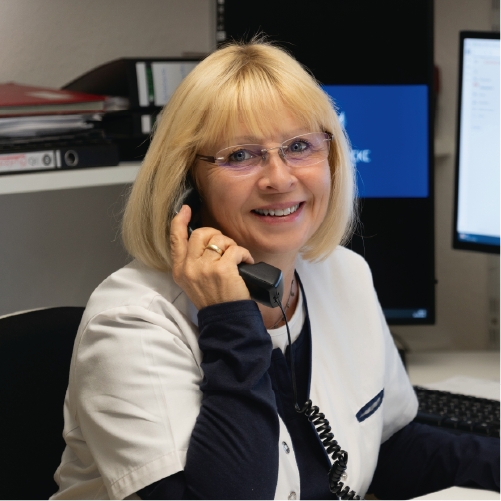 Buchhaltung Mitarbeiterin aus der Buchhaltung telefoniert
